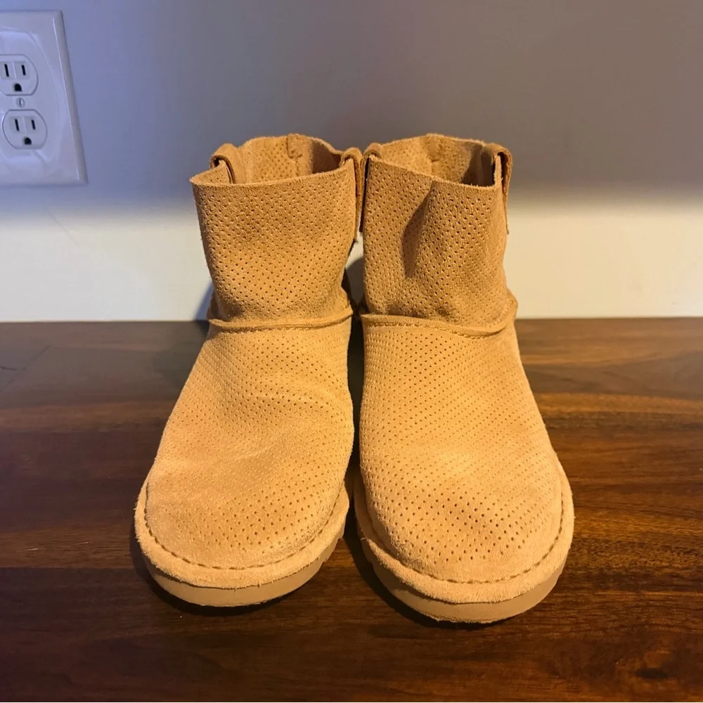 Classic Unlined Mini Perforated
Spring Boot - Picture 3 of 6